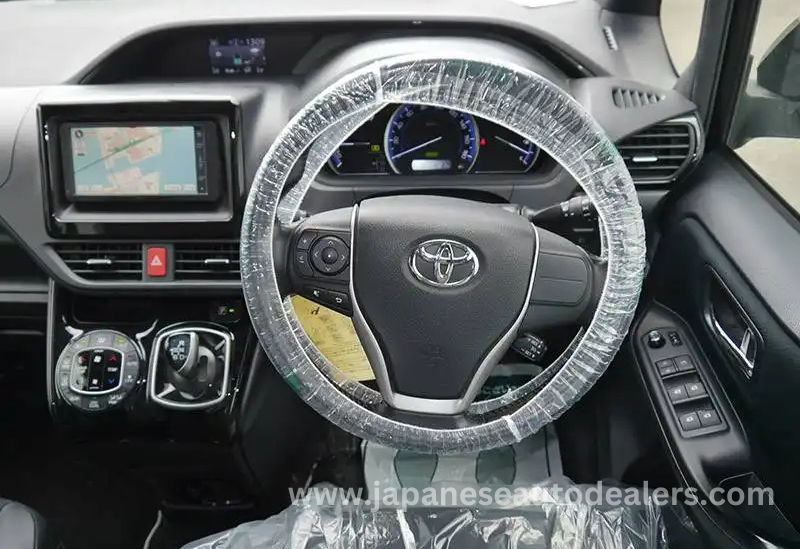 
								Toyota Noah Hybrid full									