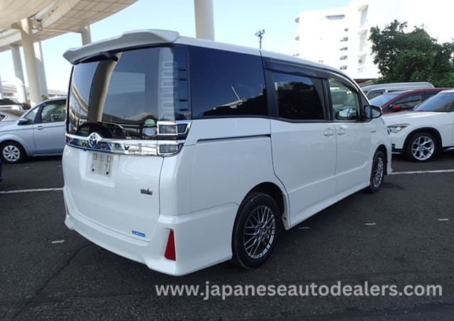 
								TOYOTA VOXY HYBRID full									