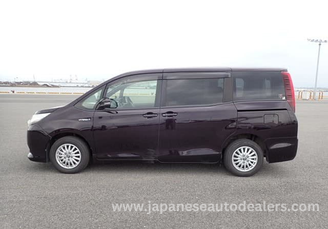 
								Toyota Noah Hybrid full									