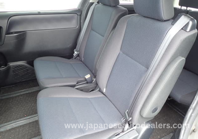 
								TOYOTA VOXY HYBRID full									