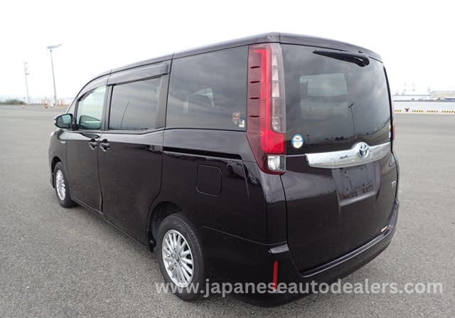
								Toyota Noah Hybrid full									