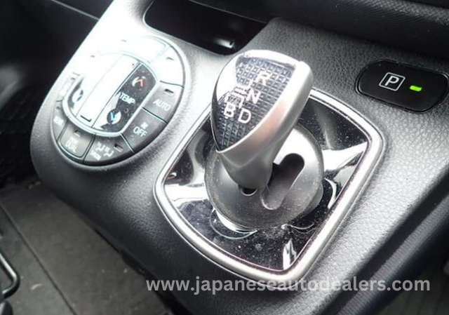 
								TOYOTA VOXY HYBRID full									