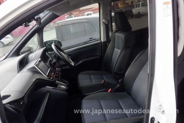 
								TOYOTA VOXY full									