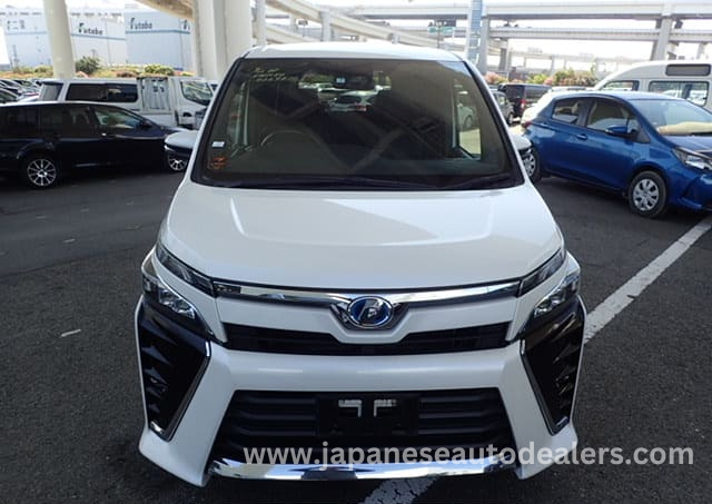 
								TOYOTA VOXY HYBRID full									