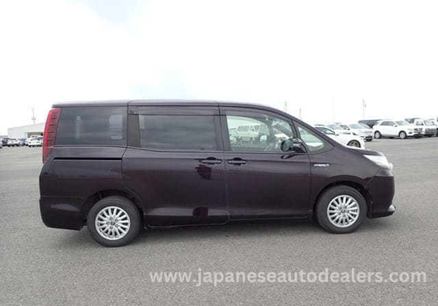 
								Toyota Noah Hybrid full									