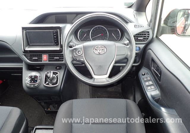 
								TOYOTA VOXY HYBRID full									