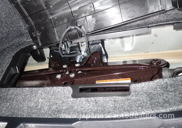 
								TOYOTA VOXY HYBRID full									