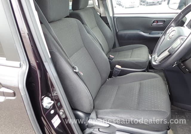 
								Toyota Noah Hybrid full									