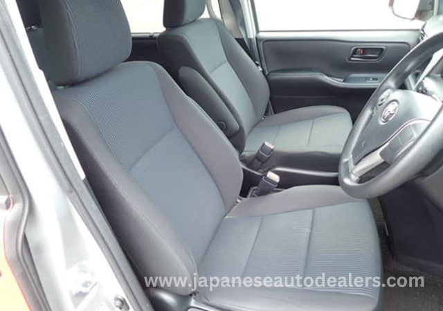 
								TOYOTA VOXY HYBRID full									