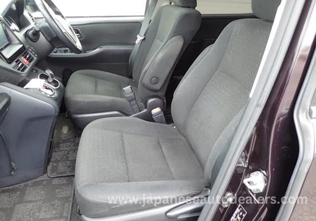 
								Toyota Noah Hybrid full									