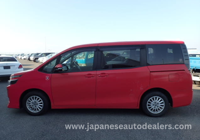 
								TOYOTA VOXY HYBRID full									