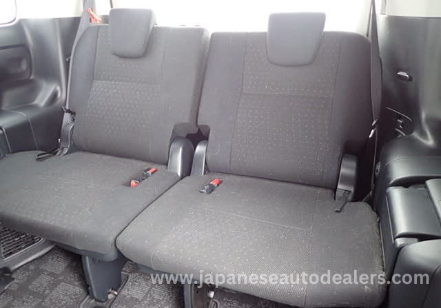 
								Toyota Noah Hybrid full									