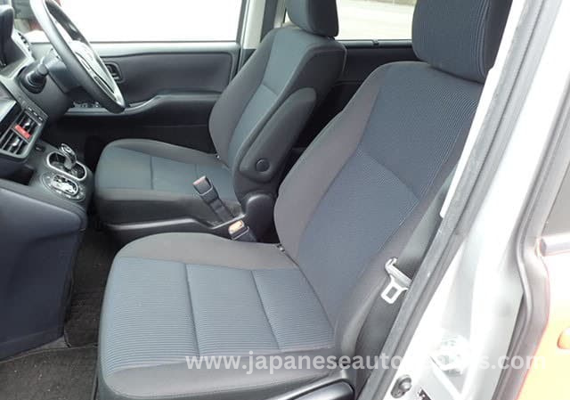 
								TOYOTA VOXY HYBRID full									