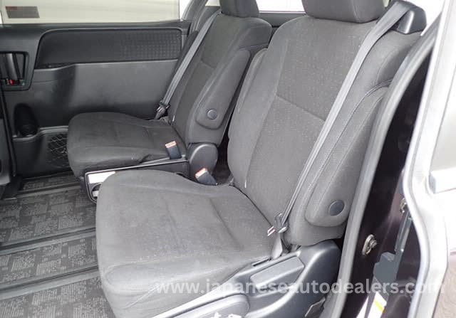 
								Toyota Noah Hybrid full									