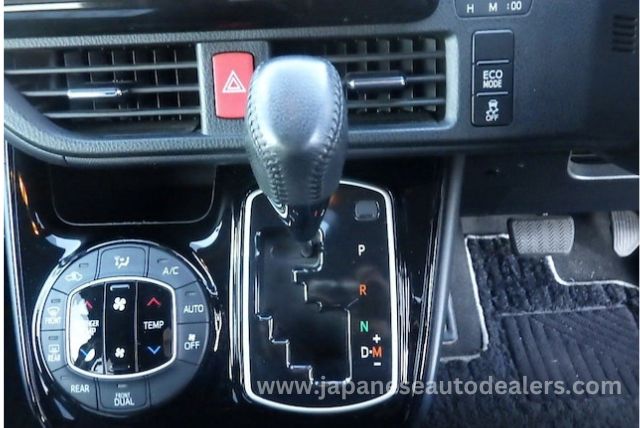 
								TOYOTA VOXY full									