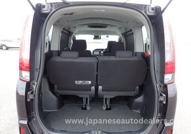 
								Toyota Noah Hybrid full									