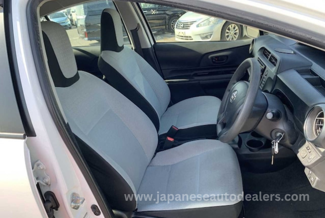 
								TOYOTA AQUA HYBRID full									