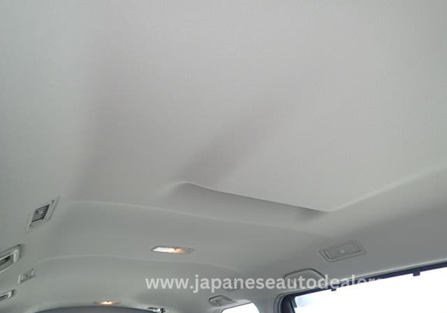 
								TOYOTA VOXY HYBRID full									