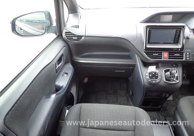 
								Toyota Noah Hybrid full									