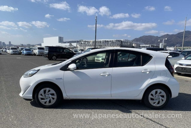 
								TOYOTA AQUA HYBRID full									