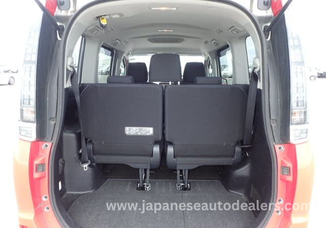 
								TOYOTA VOXY HYBRID full									