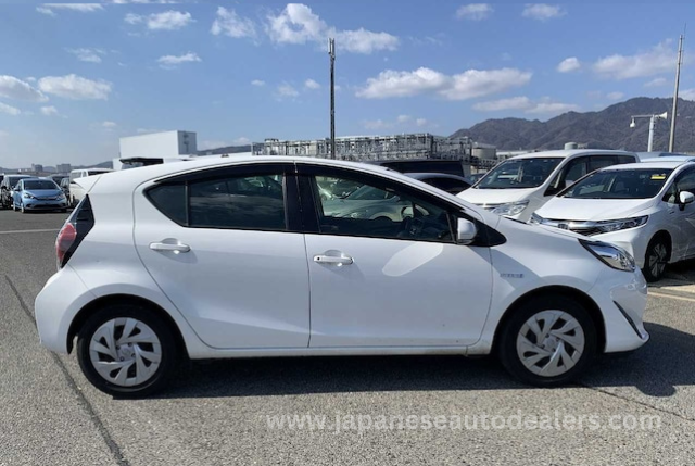 
								TOYOTA AQUA HYBRID full									