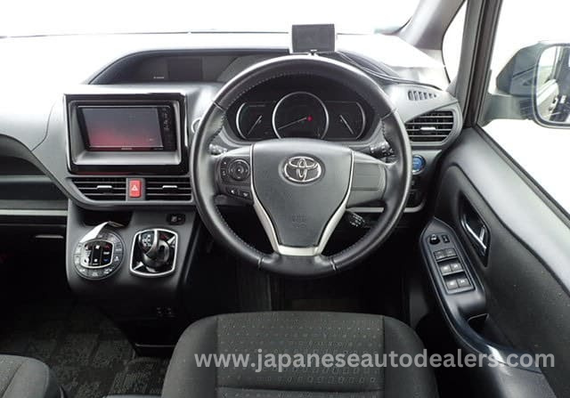 
								Toyota Noah Hybrid full									