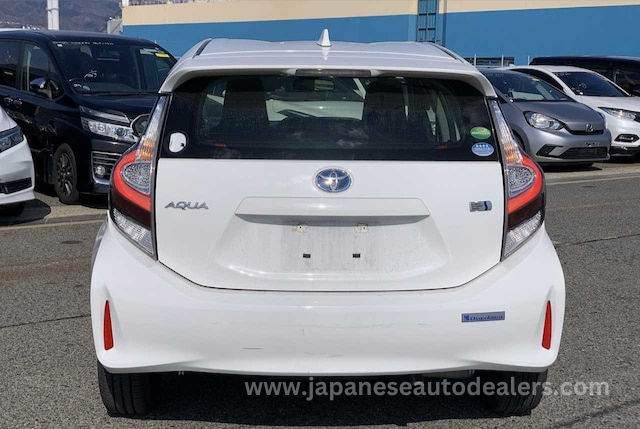 
								TOYOTA AQUA HYBRID full									