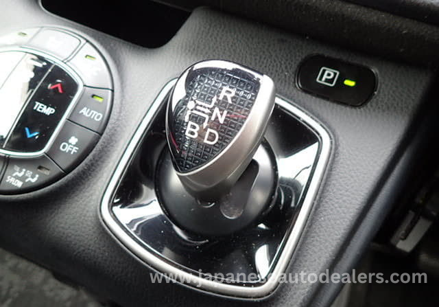 
								Toyota Noah Hybrid full									