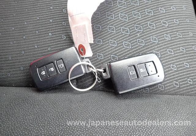 
								Toyota Noah Hybrid full									