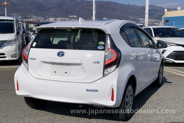 
								TOYOTA AQUA HYBRID full									