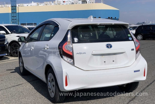 
								TOYOTA AQUA HYBRID full									