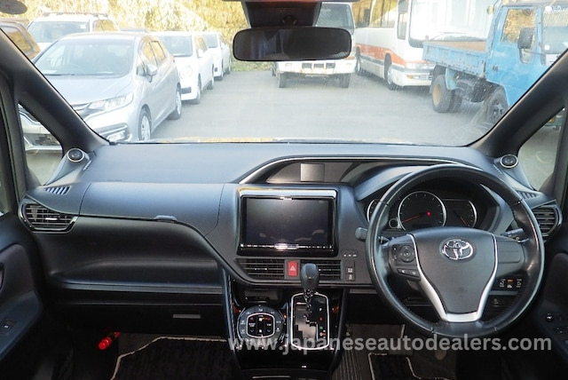 
								TOYOTA VOXY full									