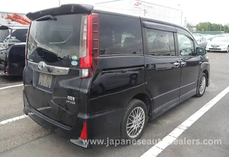 
								Toyota Noah Hybrid full									
