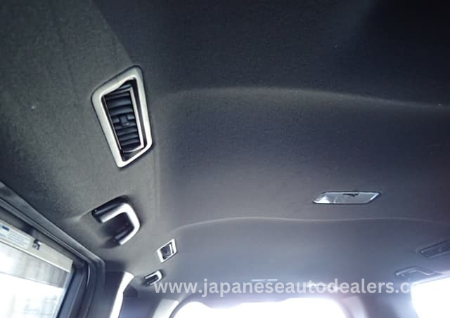 
								TOYOTA VOXY HYBRID full									