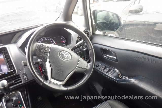 
								TOYOTA VOXY full									