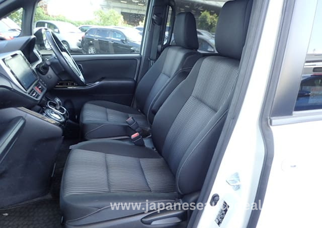 
								TOYOTA VOXY HYBRID full									