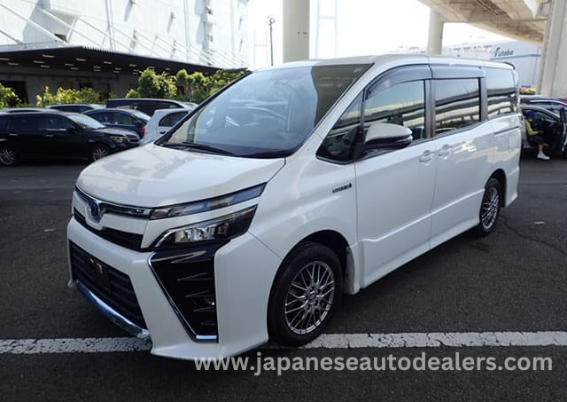 
								TOYOTA VOXY HYBRID full									