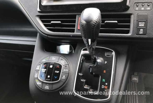 
								TOYOTA VOXY full									