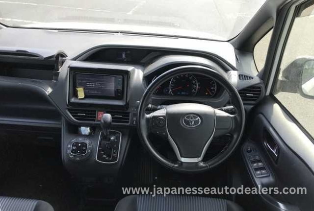 
								TOYOTA VOXY full									