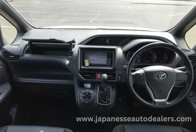 
								TOYOTA VOXY full									