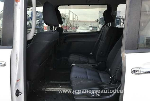 
								TOYOTA VOXY full									