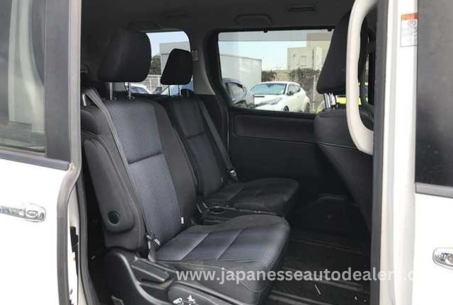 
								TOYOTA VOXY full									
