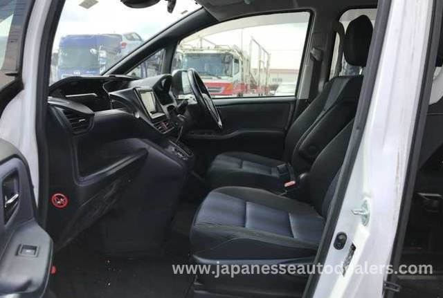 
								TOYOTA VOXY full									