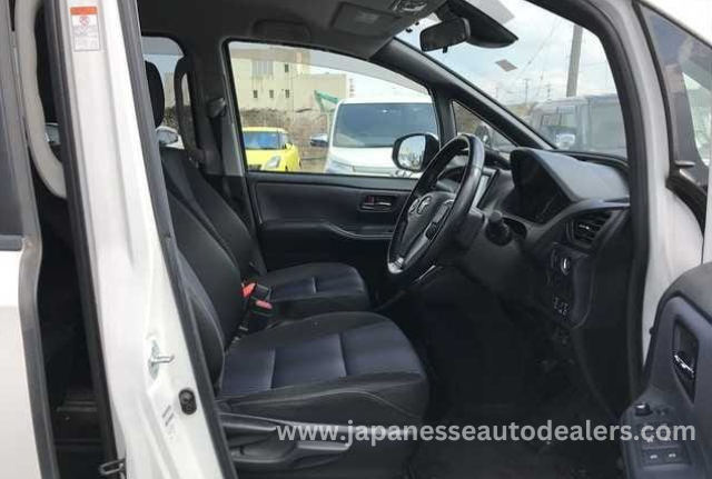 
								TOYOTA VOXY full									