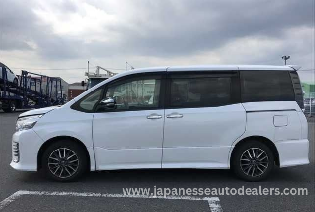 
								TOYOTA VOXY full									