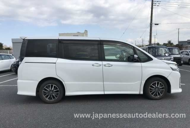 
								TOYOTA VOXY full									