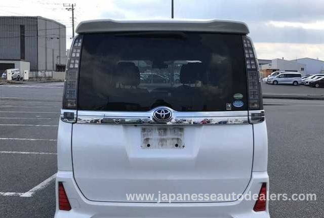 
								TOYOTA VOXY full									