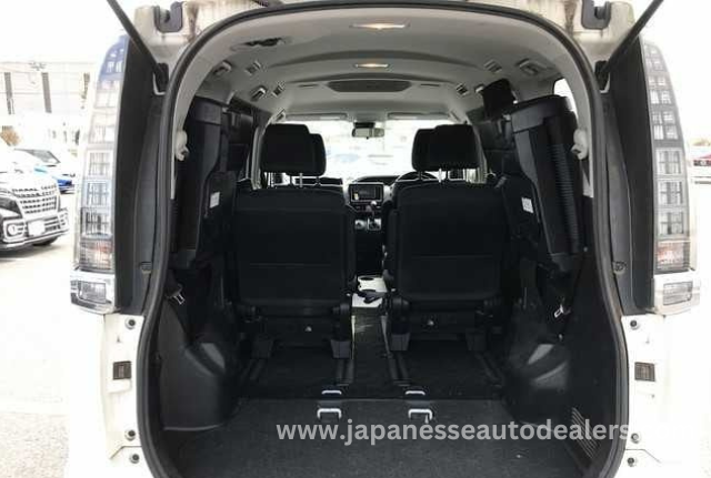 
								TOYOTA VOXY full									