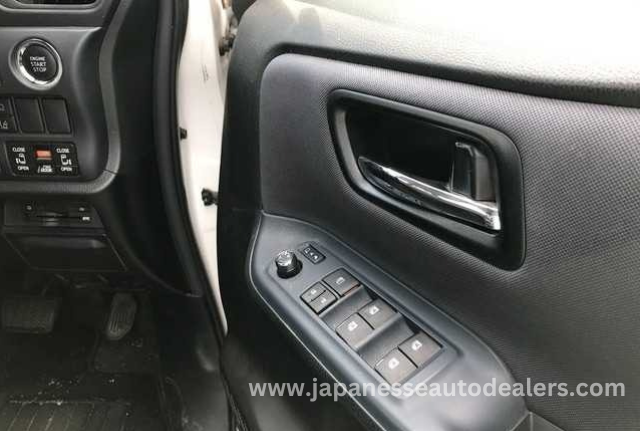 
								TOYOTA VOXY full									
